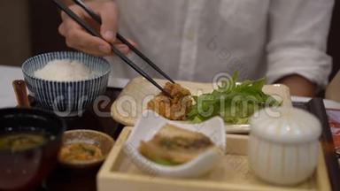 一个年轻人在<strong>日韩</strong>咖啡馆吃亚洲食物的慢镜头